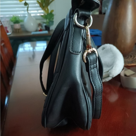 Liz Claiborne Black Quilted Shoulder Bag - Picture 5 of 8